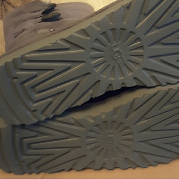 Authentic UGG Bailey Button Triplet II Boots - Like New - Picture 4 of 5